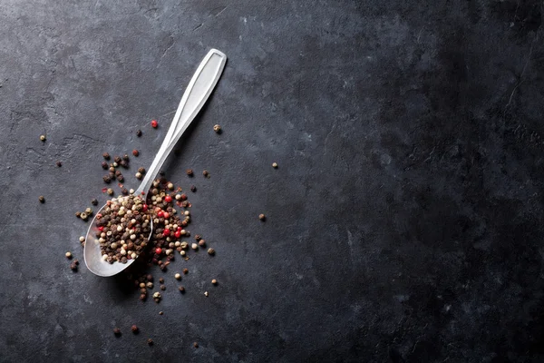 Bovenaanzicht van kleurrijke peppercorn — Stockfoto