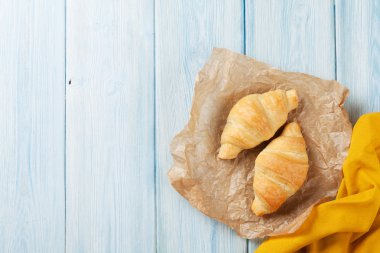 Tahta masada taze kruvasanlar.