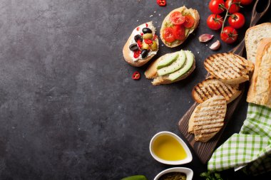 Avokado, domates ve zeytin sandviç