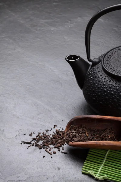 Azjatycki czajniczek na stole z kamienia — Zdjęcie stockowe