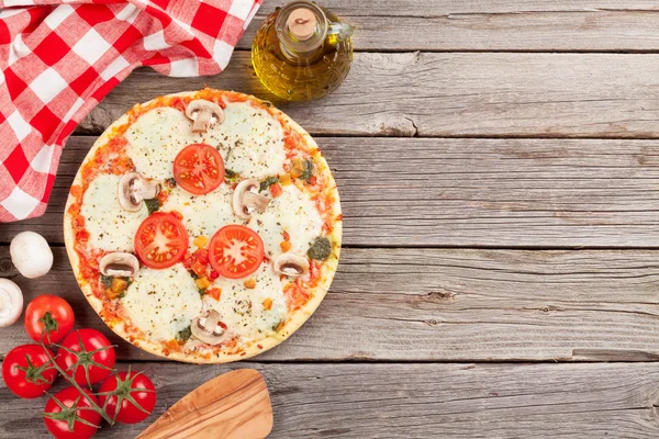 Pizza con tomates y setas —  Fotos de Stock
