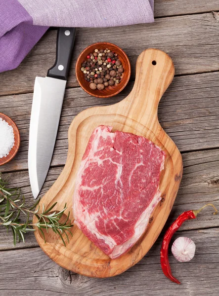 Bistecca di manzo con spezie ed erbe aromatiche — Foto Stock