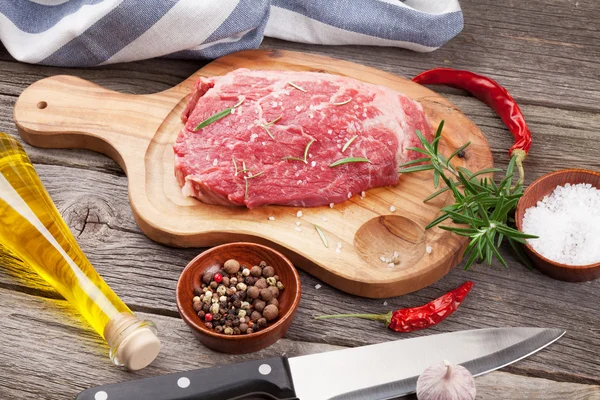 Bistecca di manzo cruda con spezie ed erbe aromatiche — Foto Stock