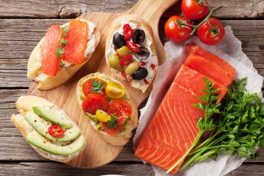 Tost sandviç ahşap arka plan üzerinde