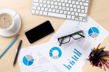 Ofis işyeri ile pc, harita ve kahve