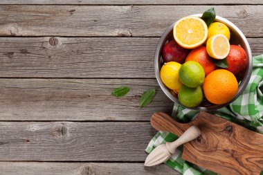 Taze narenciye kevgir içinde