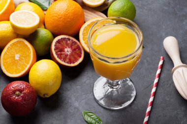 Taze olgun turuncu ve suyu