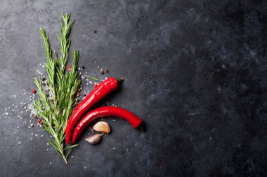 Baharat ve otlar taş arka plan üzerinde