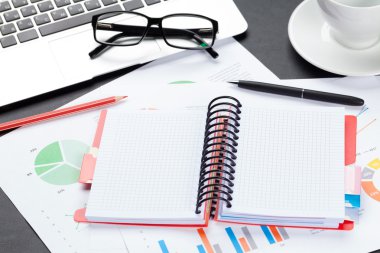 Dizüstü bilgisayar ile ofis masaları