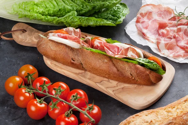 Sanduíche com salada, presunto e mussarela — Fotografia de Stock