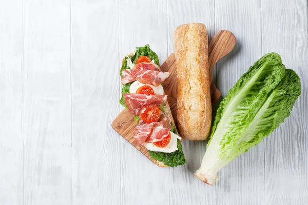 Sanduíche com salada, presunto e mussarela — Fotografia de Stock