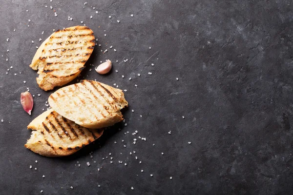 Rosta bröd med salt och vitlök — Stockfoto
