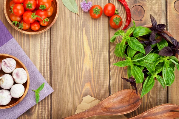 Fresh farmers tomatoes and basil — Stock Photo, Image