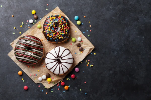 Donuts coloridos e doces — Fotografia de Stock