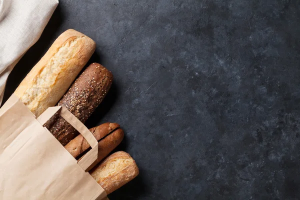 Blandade bröd på stenbord — Stockfoto