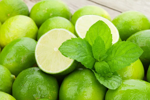 Limas frescas maduras con menta — Foto de Stock