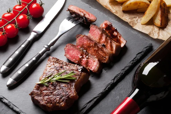 Gegrilltes Striploin-Steak und Rotwein — Stockfoto