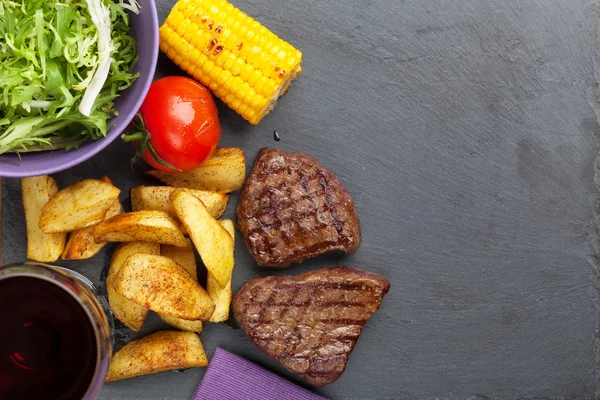 Bistecche di manzo con patate alla griglia — Foto Stock