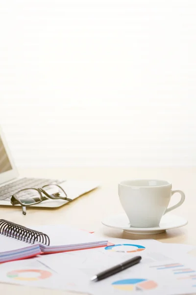 Büroarbeitsplatz mit Kaffee, Laptop und Zubehör — Stockfoto