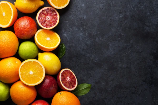 Verse rijpe citruses. Sinaasappelen, citroenen en limoenen (lemmetjes) — Stockfoto