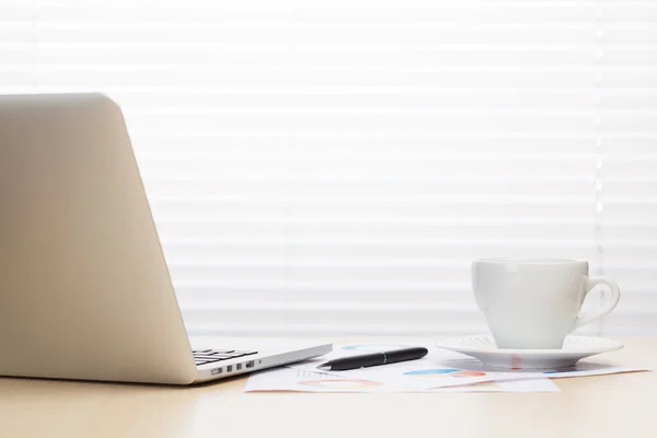 Escritório local de trabalho com laptop e café — Fotografia de Stock