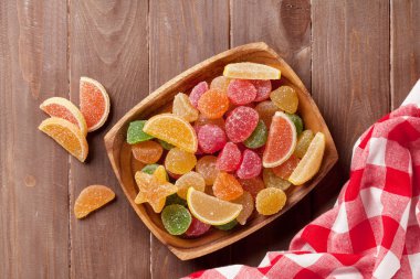 Ahşap arka plan üzerinde renkli marmelat