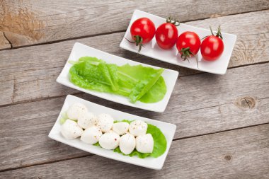 domates, mozzarella ve yeşil salata yaprakları