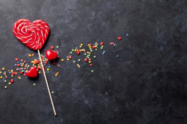 Şeker kalp taş arka plan üzerinde