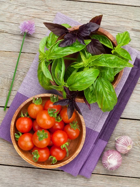 Taze çiftçiler domates ve fesleğen — Stok fotoğraf