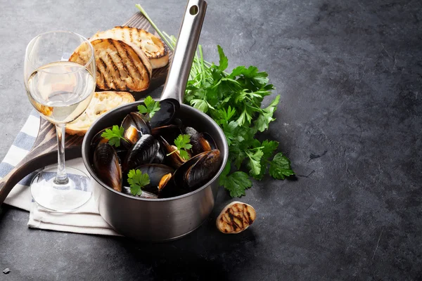 Mejillones en olla de cobre y vino — Foto de Stock