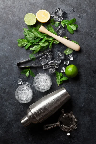 Mojito cocktail making — Stockfoto