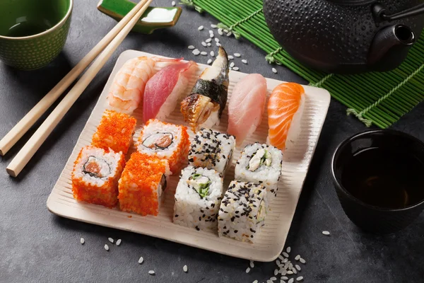 Conjunto de sushi, maki e chá verde — Fotografia de Stock