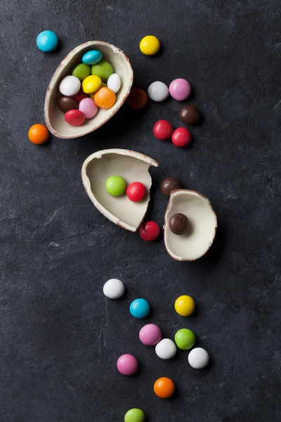 Renkli şeker ve çikolata yumurta — Stok fotoğraf