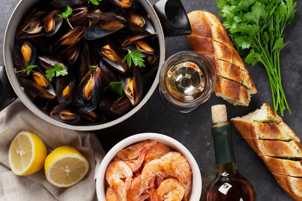 Slávky, krevety a bílé víno — Stock fotografie
