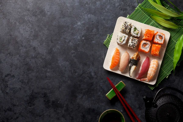 Set of sushi, maki and green tea — Stock Photo, Image