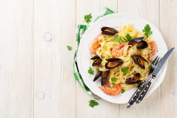 Pasta con frutti di mare sul tavolo di legno — Foto Stock