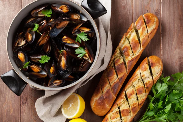 Mussels and homemade bread — Stock Photo, Image
