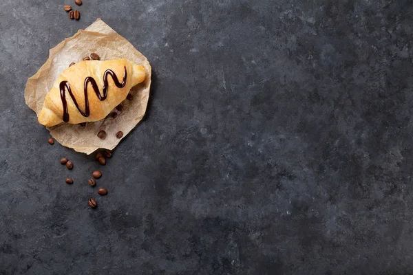 Croissant caseiro fresco com chocolate — Fotografia de Stock