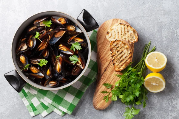 Mussels and bread toasts — Stock Photo, Image