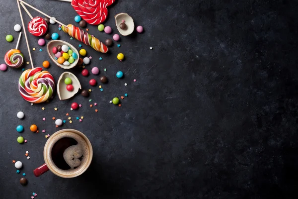 Coloridos caramelos y taza de café — Foto de Stock