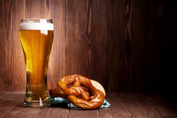 Lager beer glass and pretzel — Stock Photo, Image