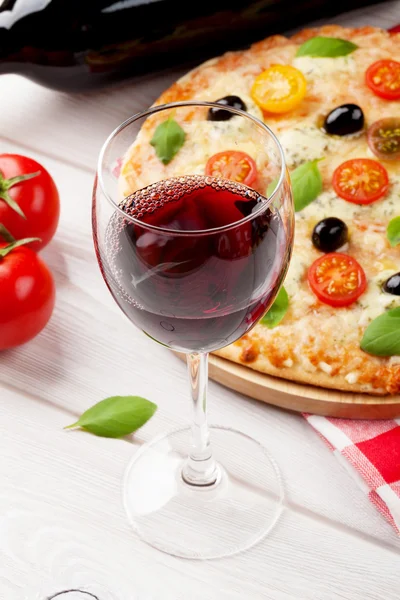 Copa de vino tinto y pizza italiana —  Fotos de Stock