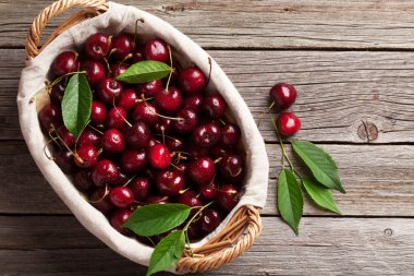 Tahta masada olgun kirazlar.