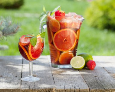 Serinletici meyve sangria (yumruk)