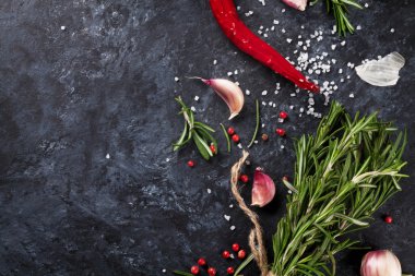 Otlar ve baharatlar siyah tasi üzerinden