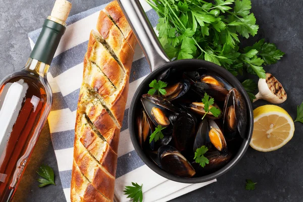 Mussels in copper pot — Stock Photo, Image