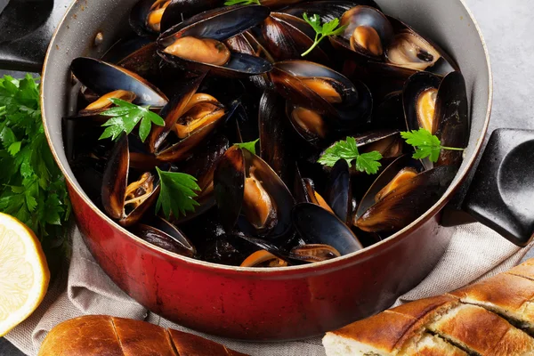 Mussels and homemade bread — Stock Photo, Image
