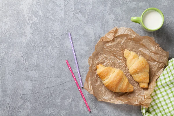 Färsk croissant och mjölk — Stockfoto