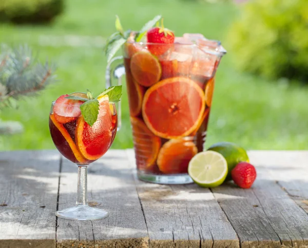 Uppfriskande frukt sangria (punch) — Stockfoto