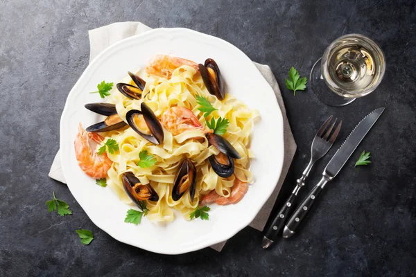 意大利面海鲜和白色的酒 — 图库照片